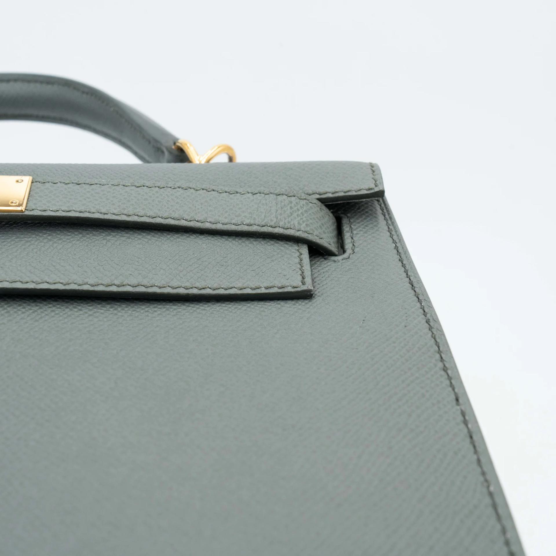 Very Good ( Rank A) HERMÈS Kelly 28 Sellier Vert Amande (63) Epsom Gold hardware Y (2020) - 28