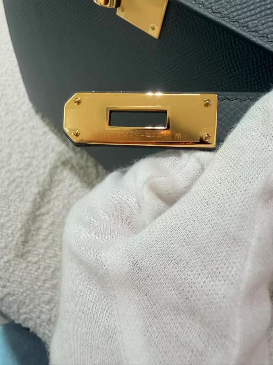 Brand New ( Rank N ) HERMÈS Kelly 28 Sellier Vert Amande (63) Epsom Gold hardware G (2026) - 11