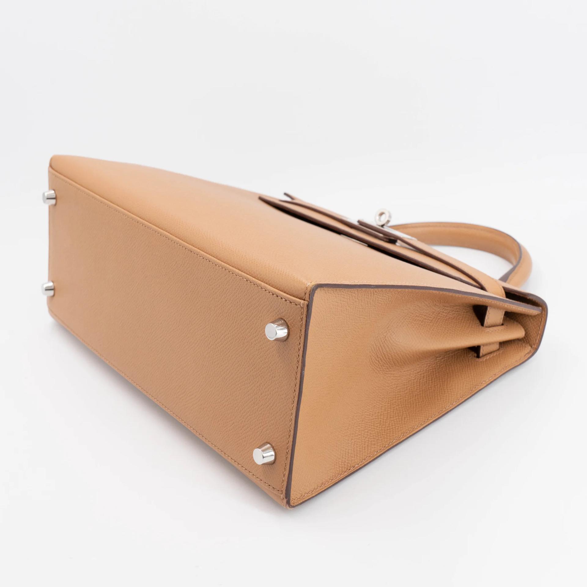 Very Good ( Rank A) HERMÈS Kelly 28 Sellier Verso Biscuit (4B) Mauve Sylvestre (X9) Epsom Palladium hardware U (2022) - 6