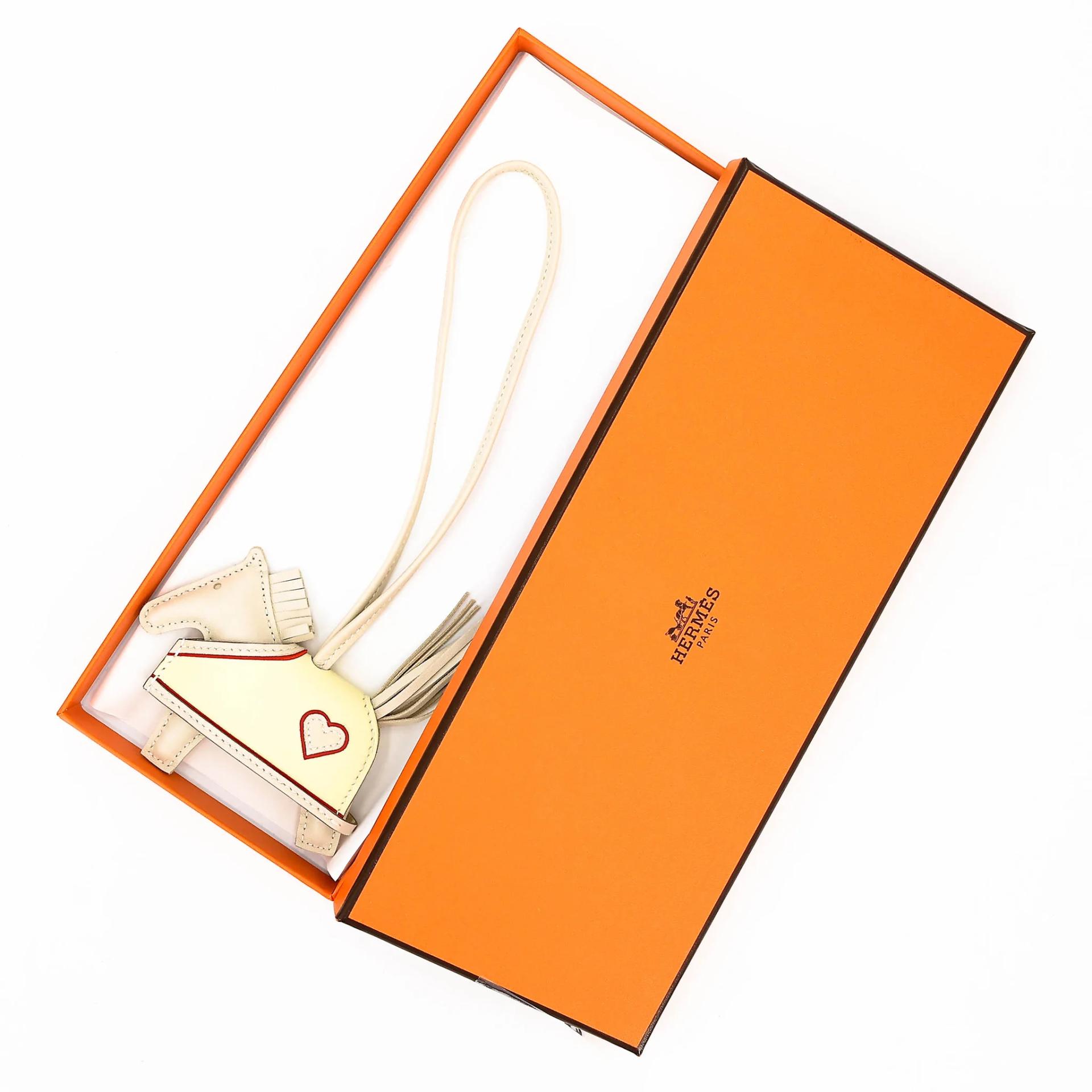 Brand New ( Rank N ) HERMÈS Rodeo Robe au Coeur PM Craie (10) Jaune milton (i8) Rouge Radieux (O5) Agneau Milo K (2025) - 3