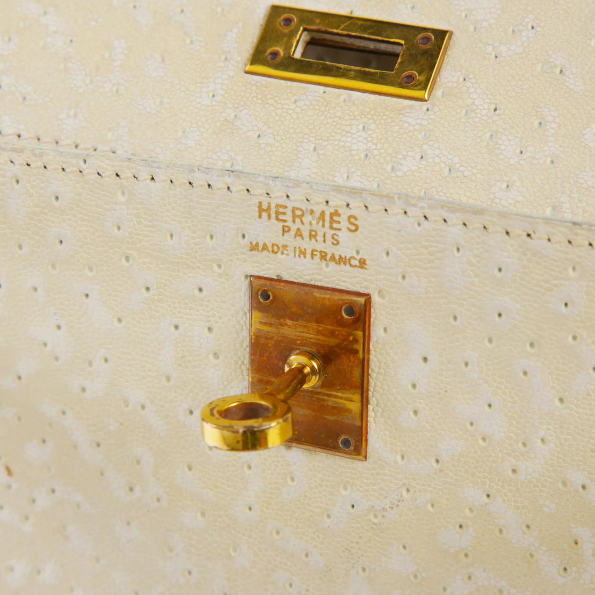 Fair ( Rank B ) HERMÈS Limited Edition Vintage Mini Kelly 20 Ivory Beluga Whale Leather Gold hardware Circle C (1973) - 13