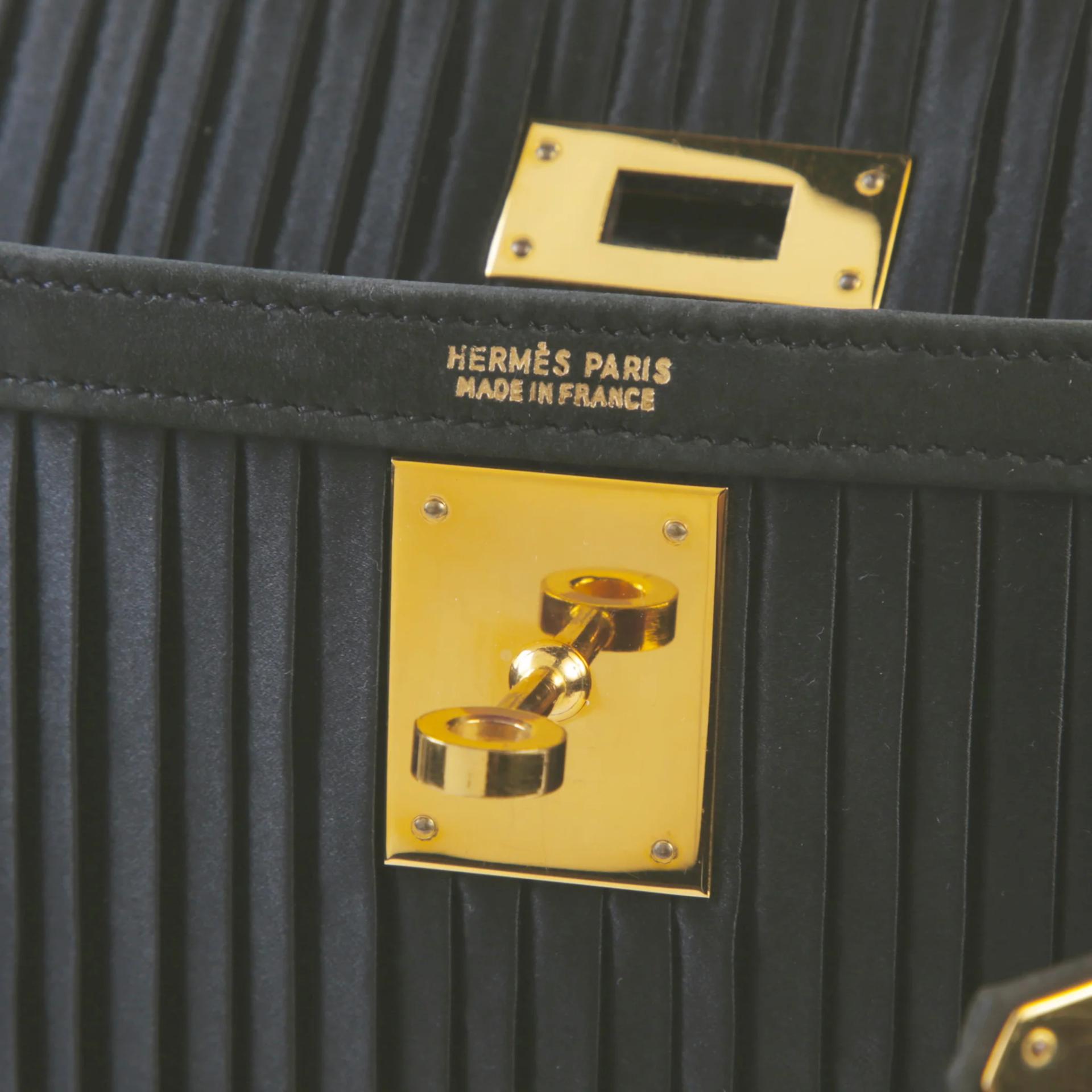 Good ( Rank AB) HERMÈS Limited Edition Kelly 28 Sellier Black Doblis Suede Gold hardware Circle W (1993) - 9