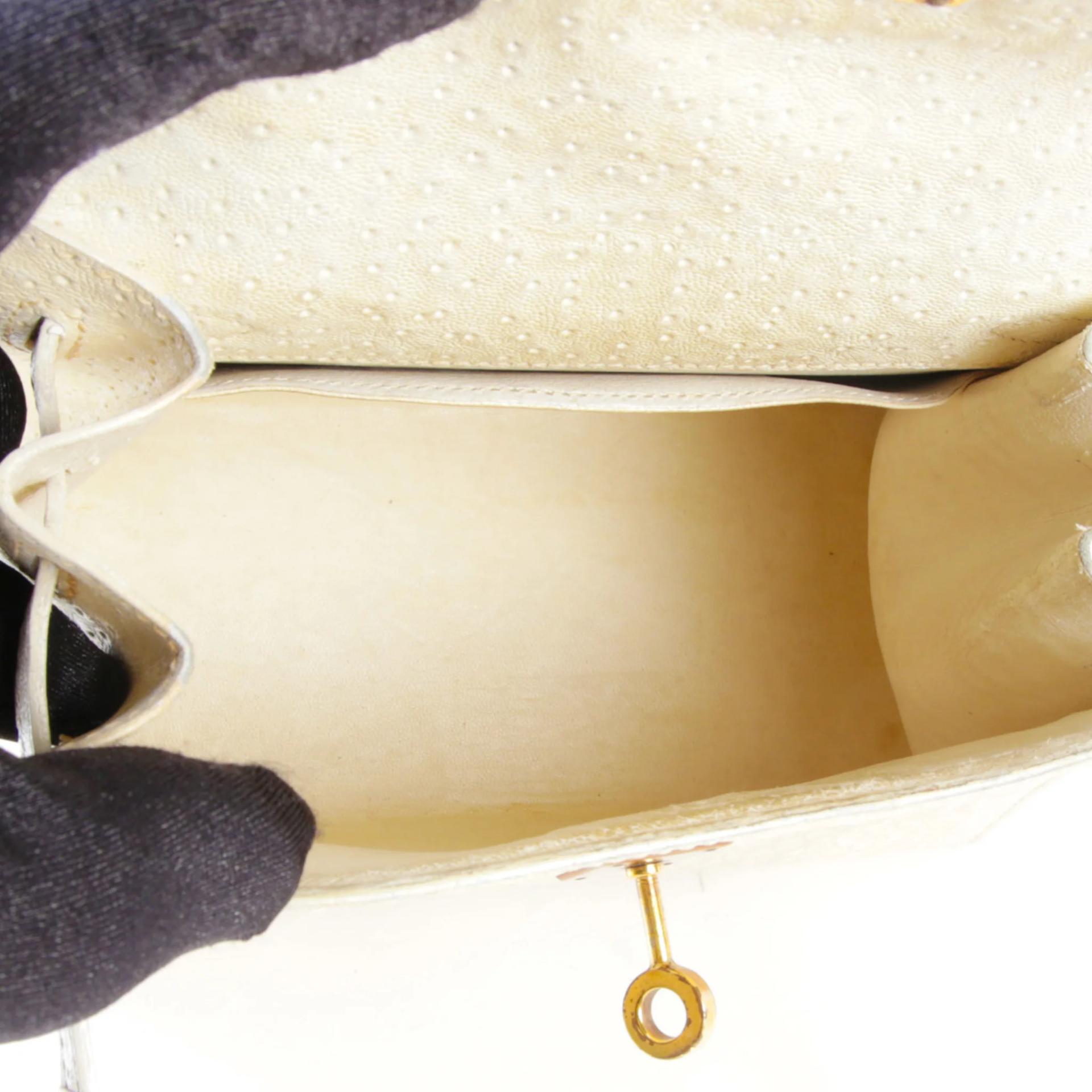 Fair ( Rank B ) HERMÈS Limited Edition Vintage Mini Kelly 20 Ivory Beluga Whale Leather Gold hardware Circle C (1973) - 14
