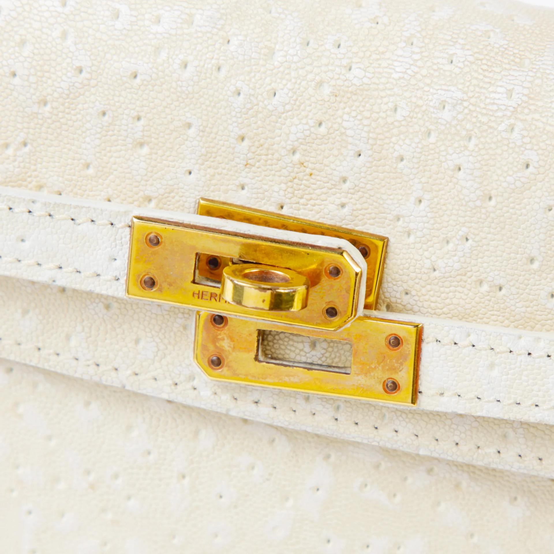 Fair ( Rank B ) HERMÈS Limited Edition Vintage Mini Kelly 20 Ivory Beluga Whale Leather Gold hardware Circle C (1973) - 11
