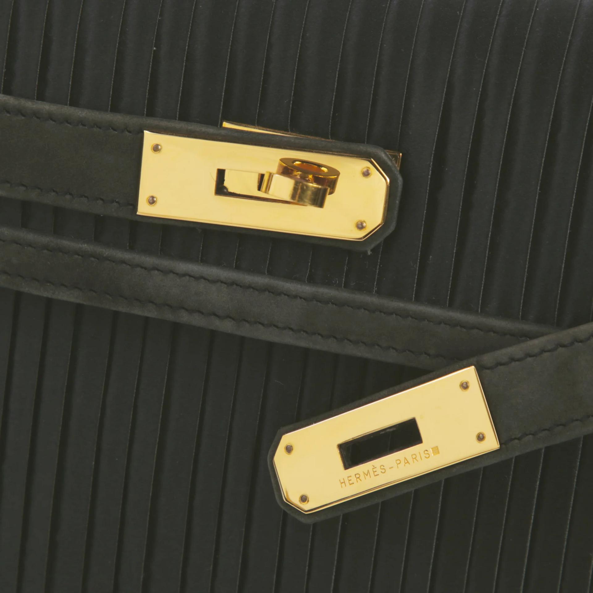Good ( Rank AB) HERMÈS Limited Edition Kelly 28 Sellier Black Doblis Suede Gold hardware Circle W (1993) - 8