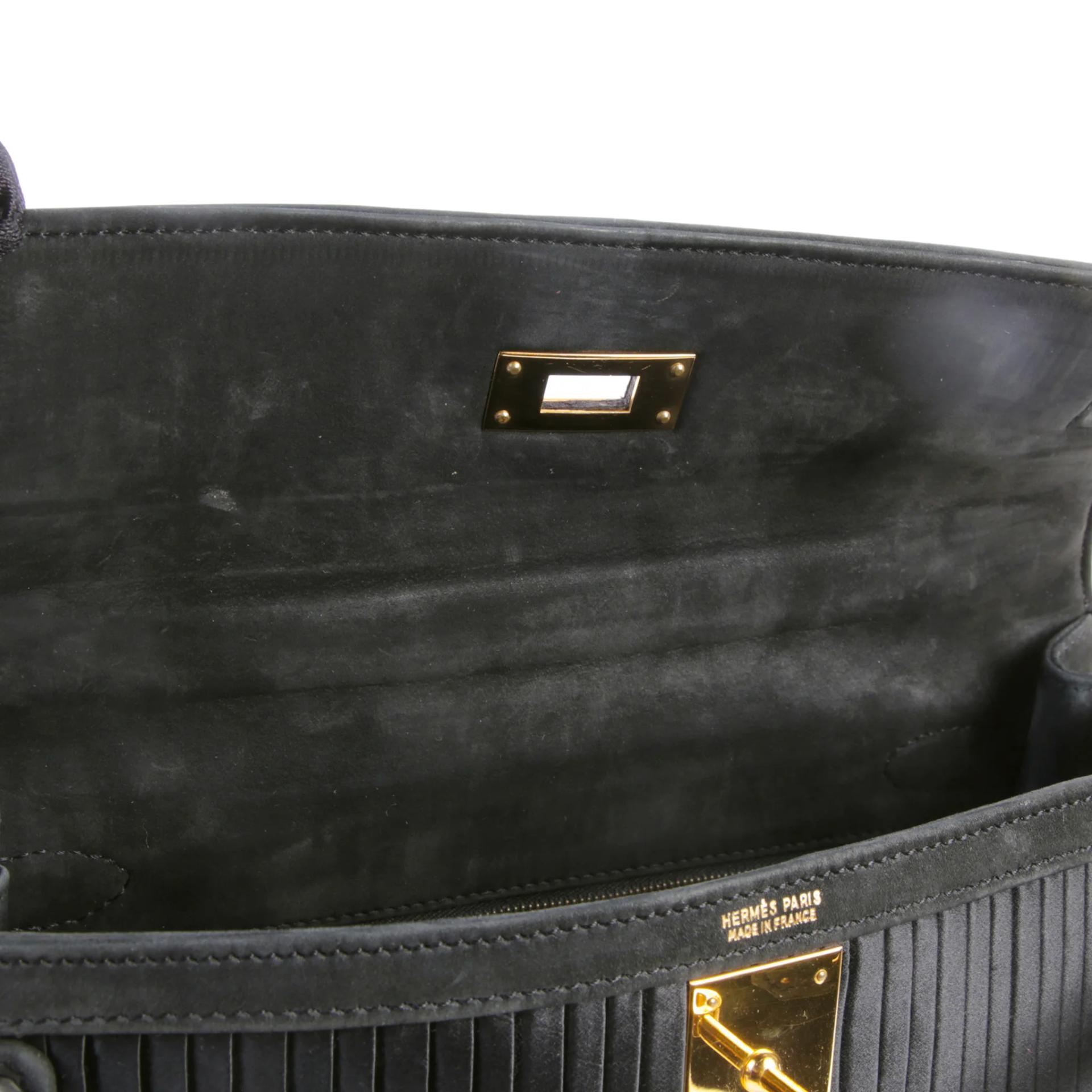 Good ( Rank AB) HERMÈS Limited Edition Kelly 28 Sellier Black Doblis Suede Gold hardware Circle W (1993) - 11