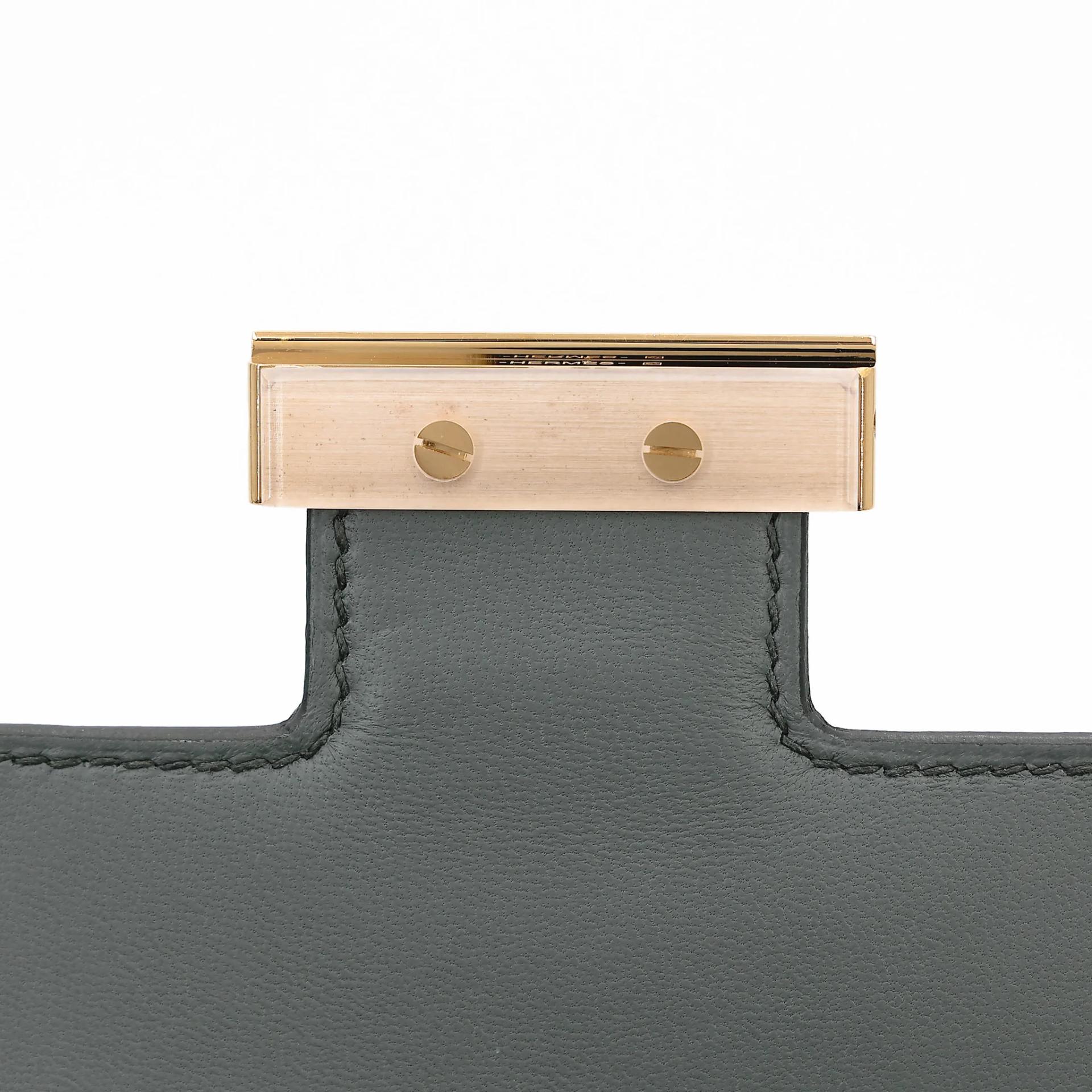 Very Good ( Rank A) HERMÈS Constance 24 Vert Amande (63) Epsom Gold hardware Z (2021) - 16