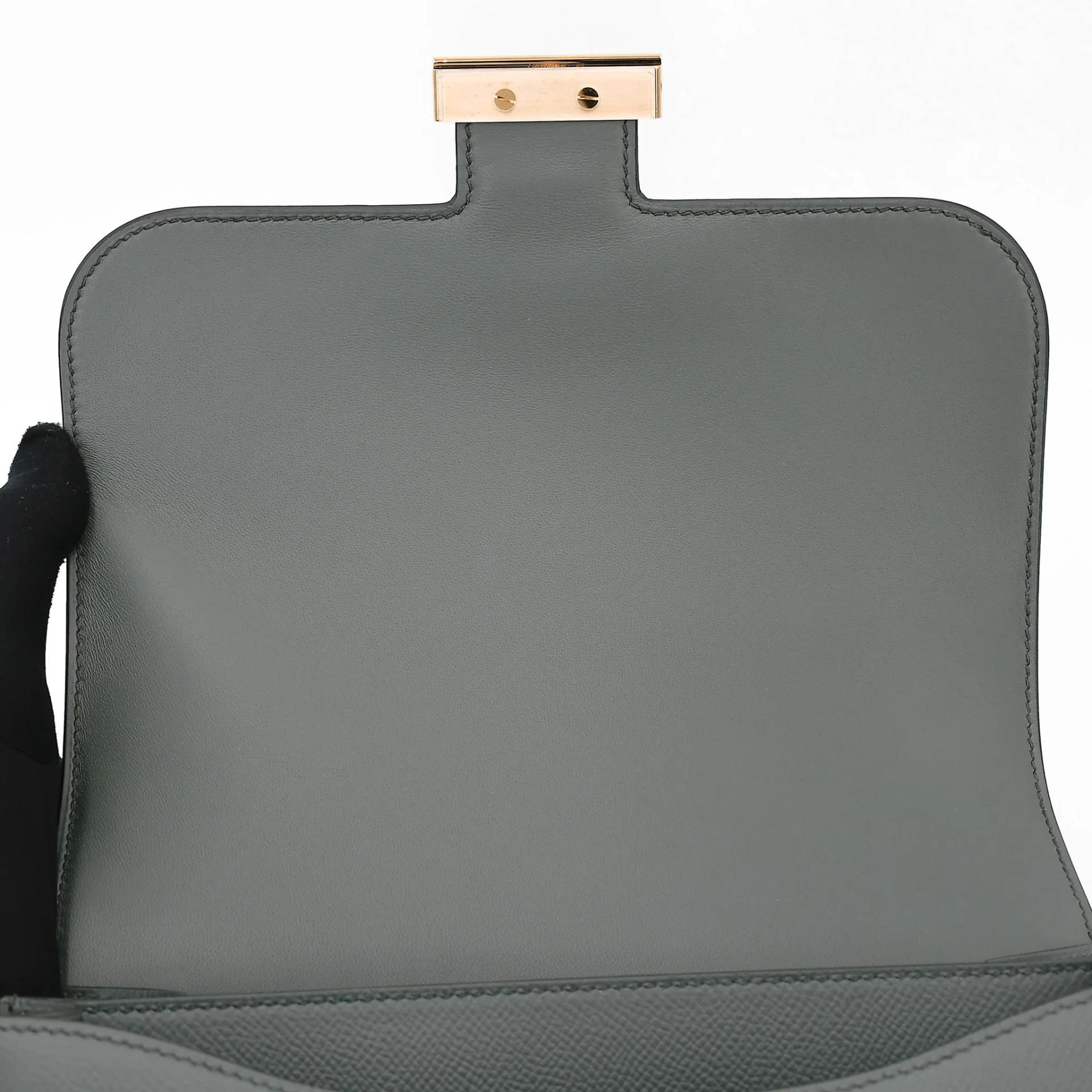 Very Good ( Rank A) HERMÈS Constance 24 Vert Amande (63) Epsom Gold hardware Z (2021) - 17