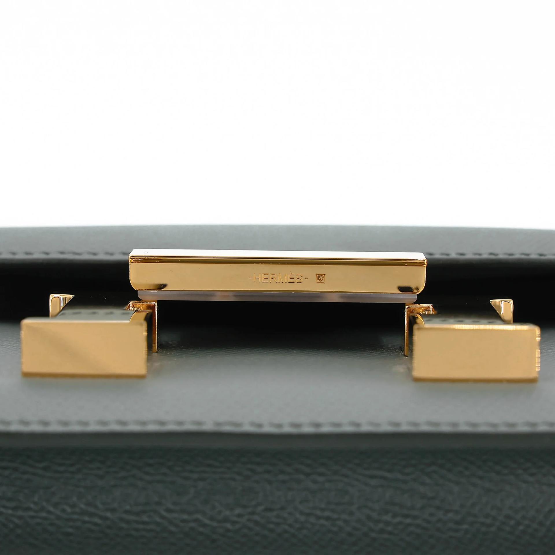 Very Good ( Rank A) HERMÈS Constance 24 Vert Amande (63) Epsom Gold hardware Z (2021) - 15