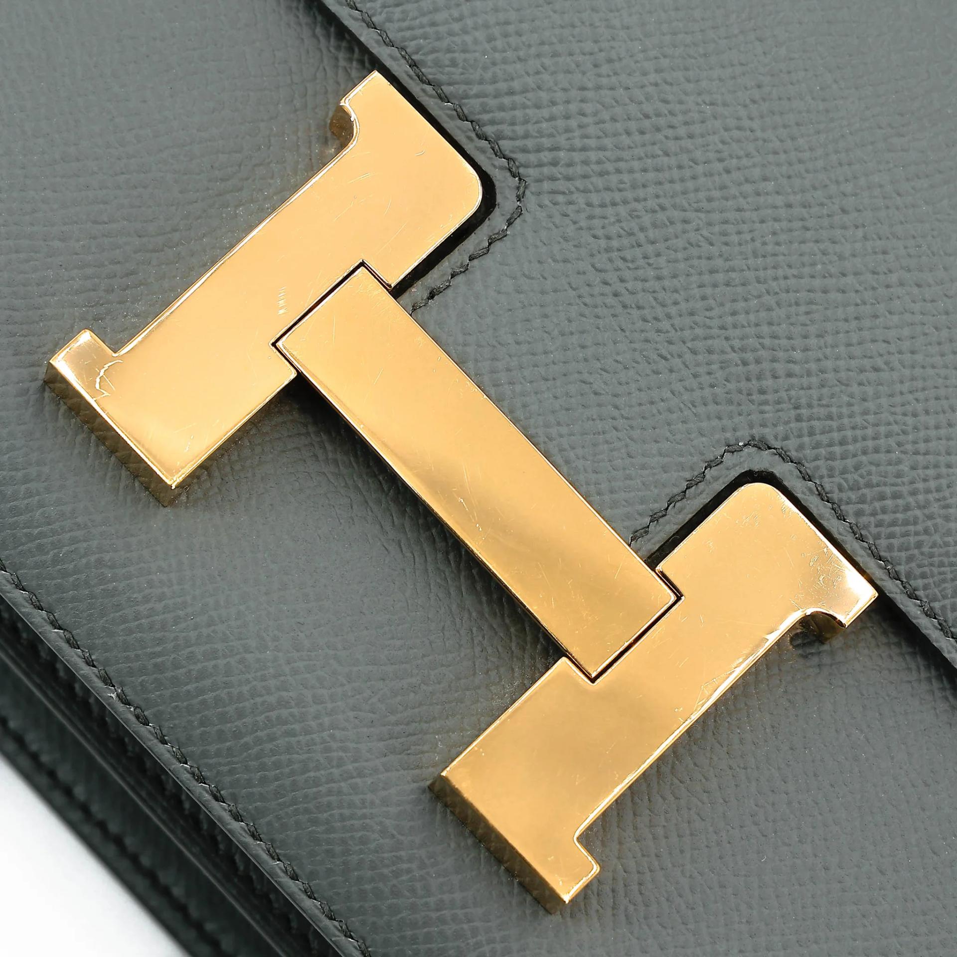 Very Good ( Rank A) HERMÈS Constance 24 Vert Amande (63) Epsom Gold hardware Z (2021) - 14