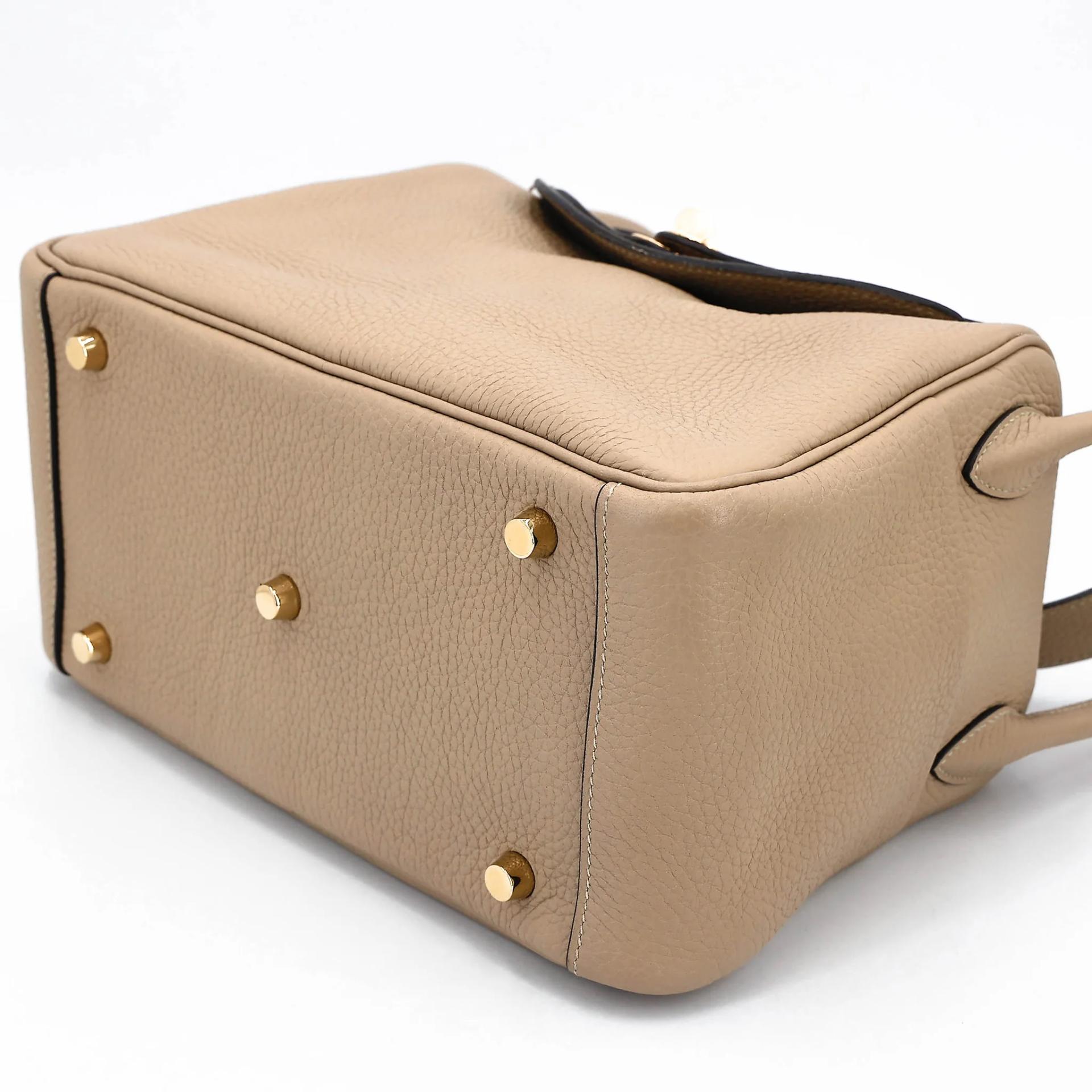 Very Good ( Rank A) HERMÈS Lindy 26 Trench (S2) Clemence Gold hardware U (2022) - 9