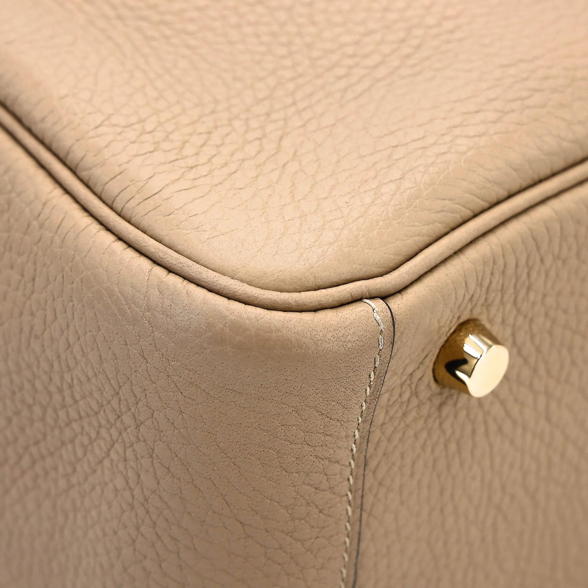 Very Good ( Rank A) HERMÈS Lindy 26 Trench (S2) Clemence Gold hardware U (2022) - 16
