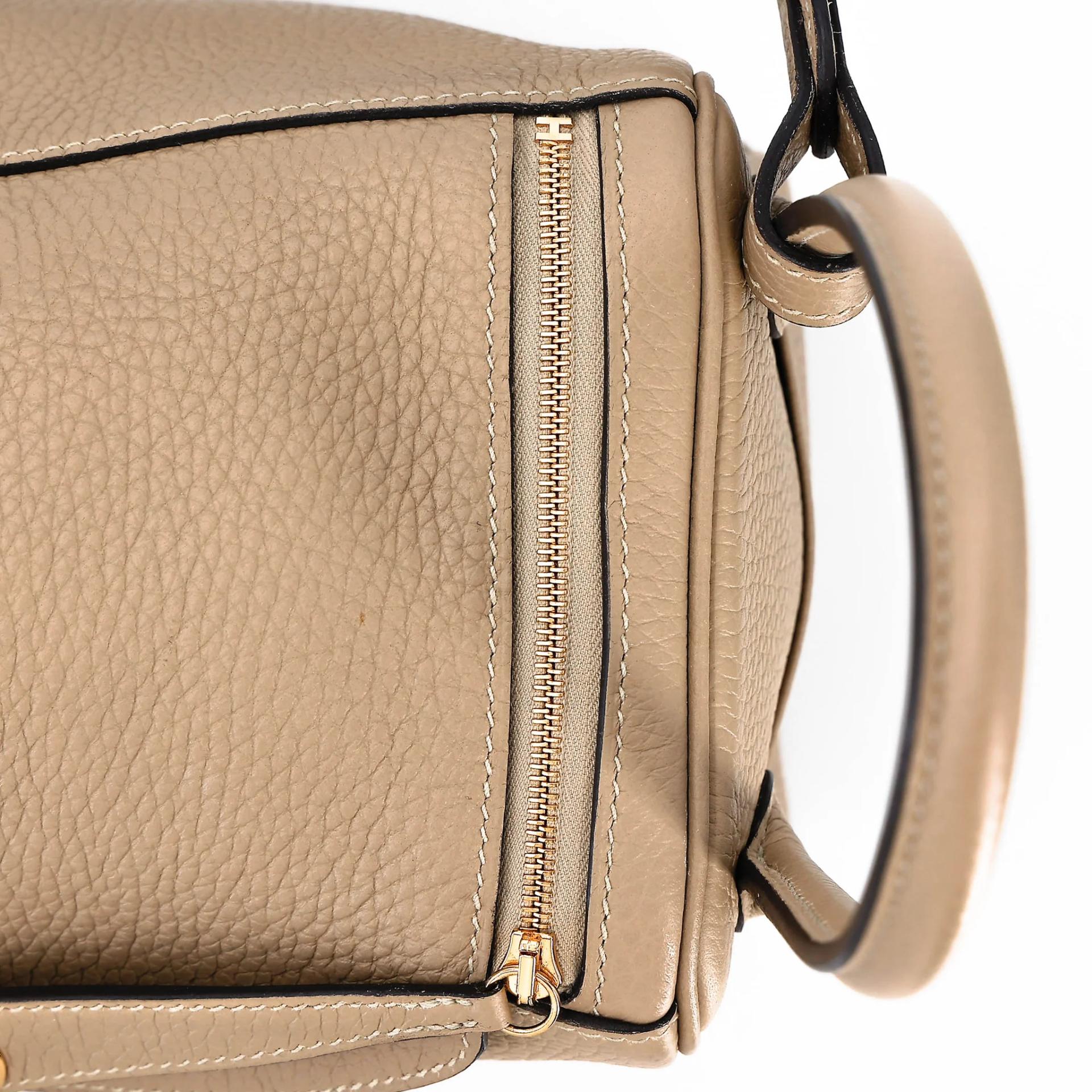 Very Good ( Rank A) HERMÈS Lindy 26 Trench (S2) Clemence Gold hardware U (2022) - 17