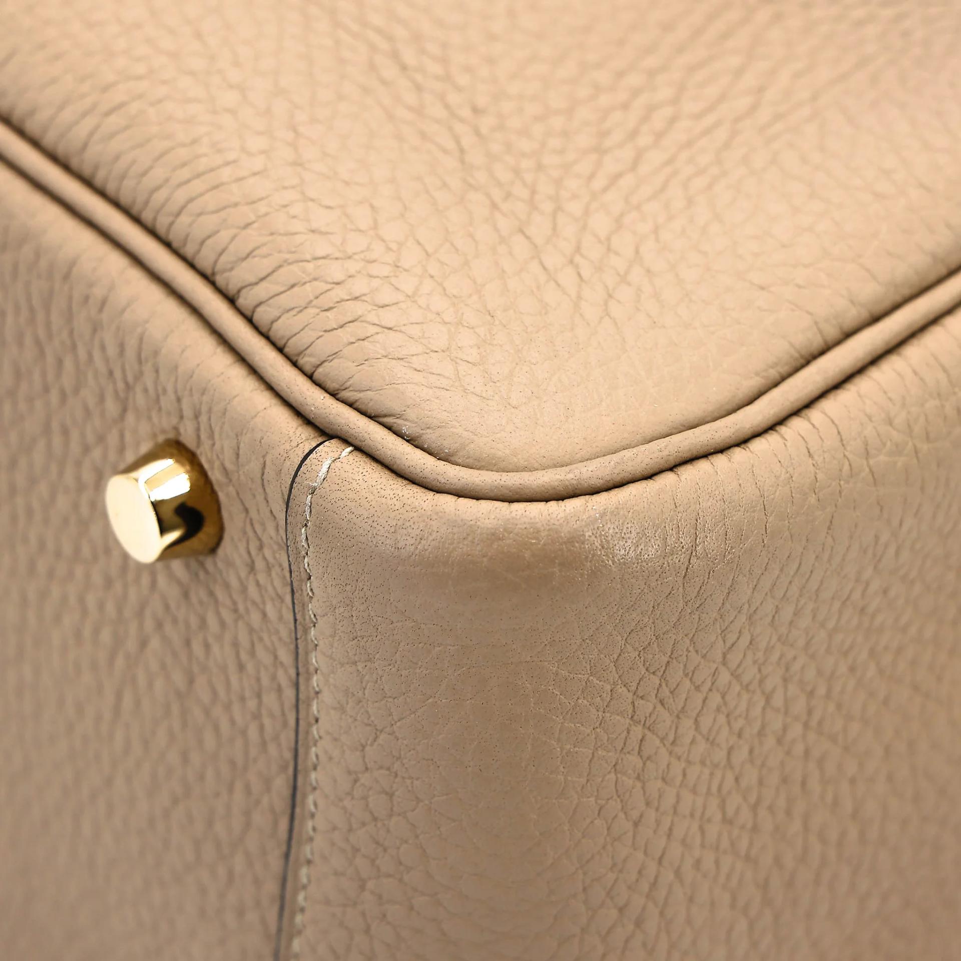 Very Good ( Rank A) HERMÈS Lindy 26 Trench (S2) Clemence Gold hardware U (2022) - 13