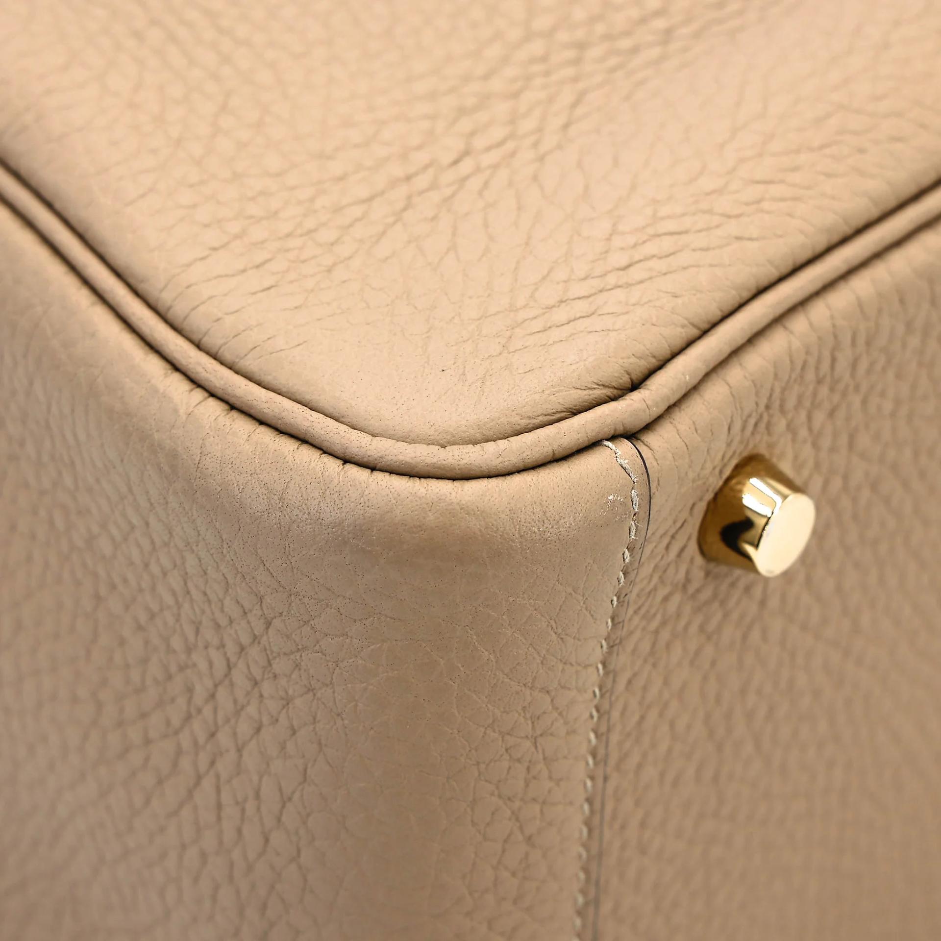 Very Good ( Rank A) HERMÈS Lindy 26 Trench (S2) Clemence Gold hardware U (2022) - 14