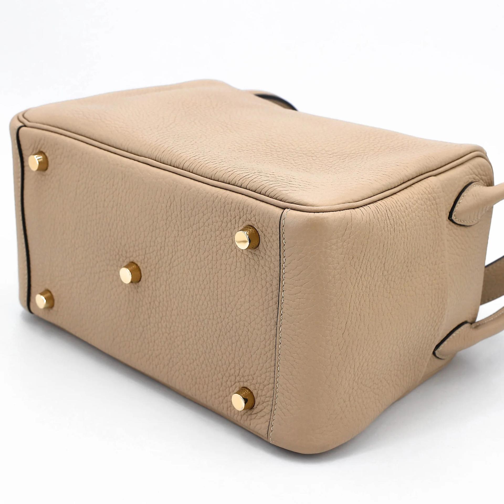 Very Good ( Rank A) HERMÈS Lindy 26 Trench (S2) Clemence Gold hardware U (2022) - 11