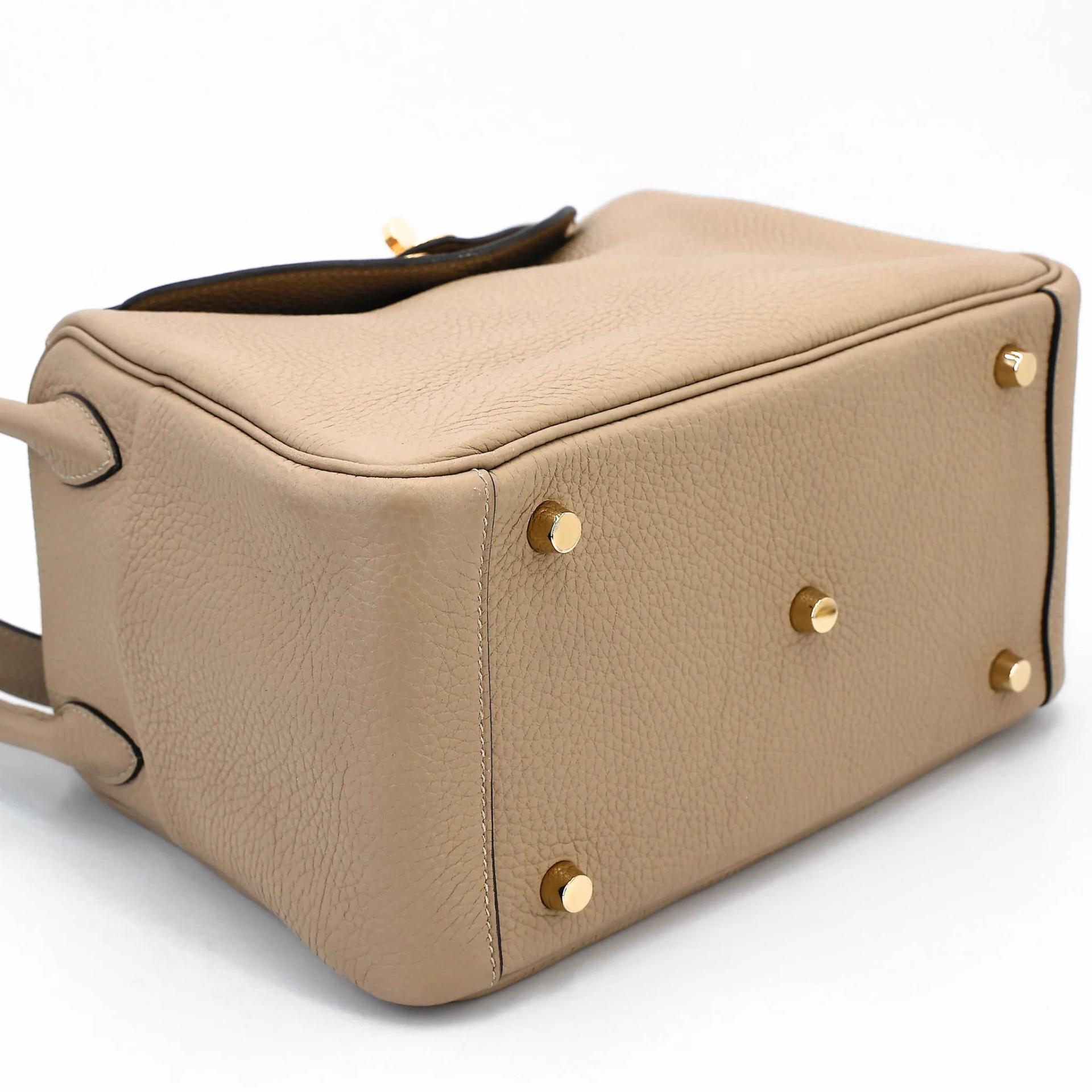 Very Good ( Rank A) HERMÈS Lindy 26 Trench (S2) Clemence Gold hardware U (2022) - 10