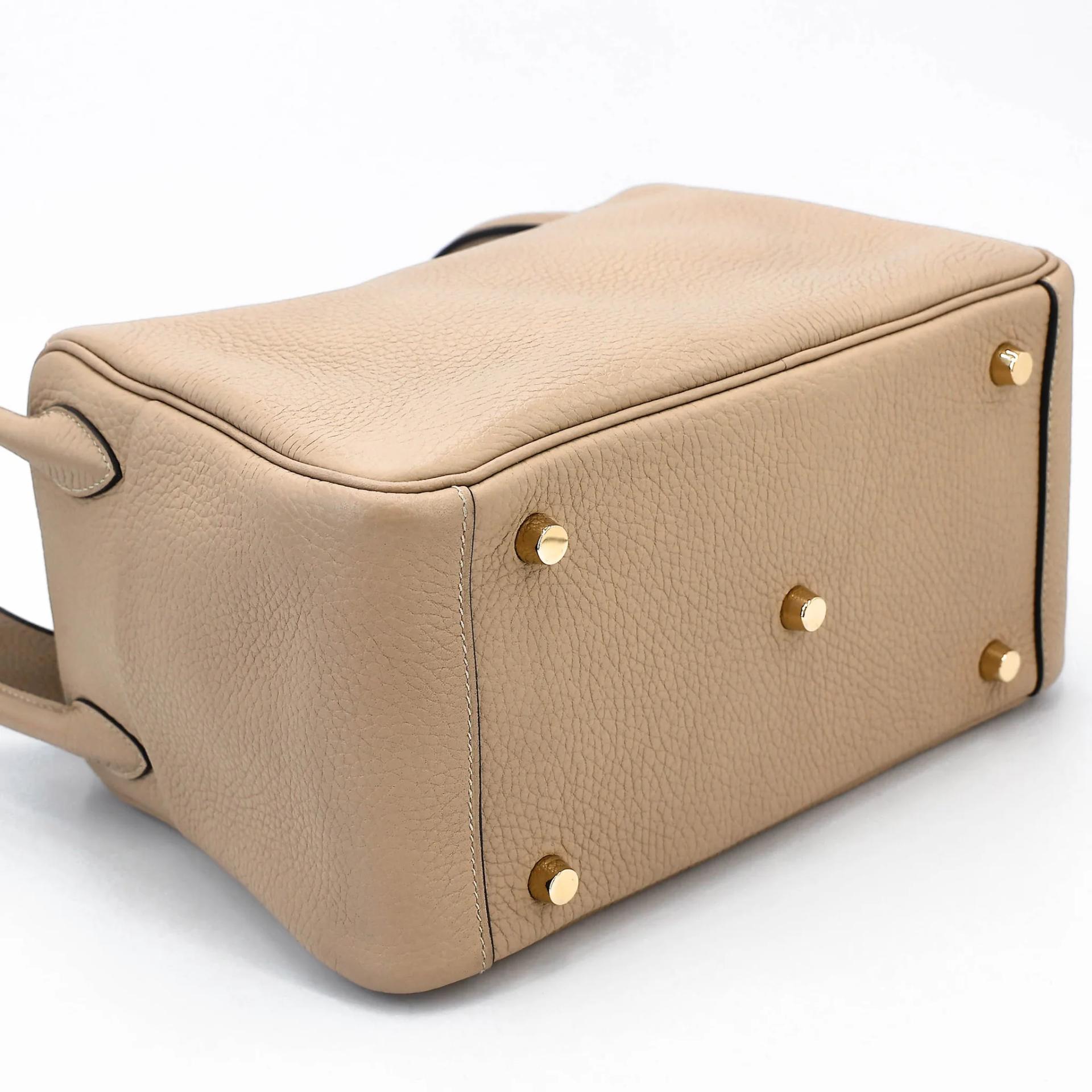 Very Good ( Rank A) HERMÈS Lindy 26 Trench (S2) Clemence Gold hardware U (2022) - 12