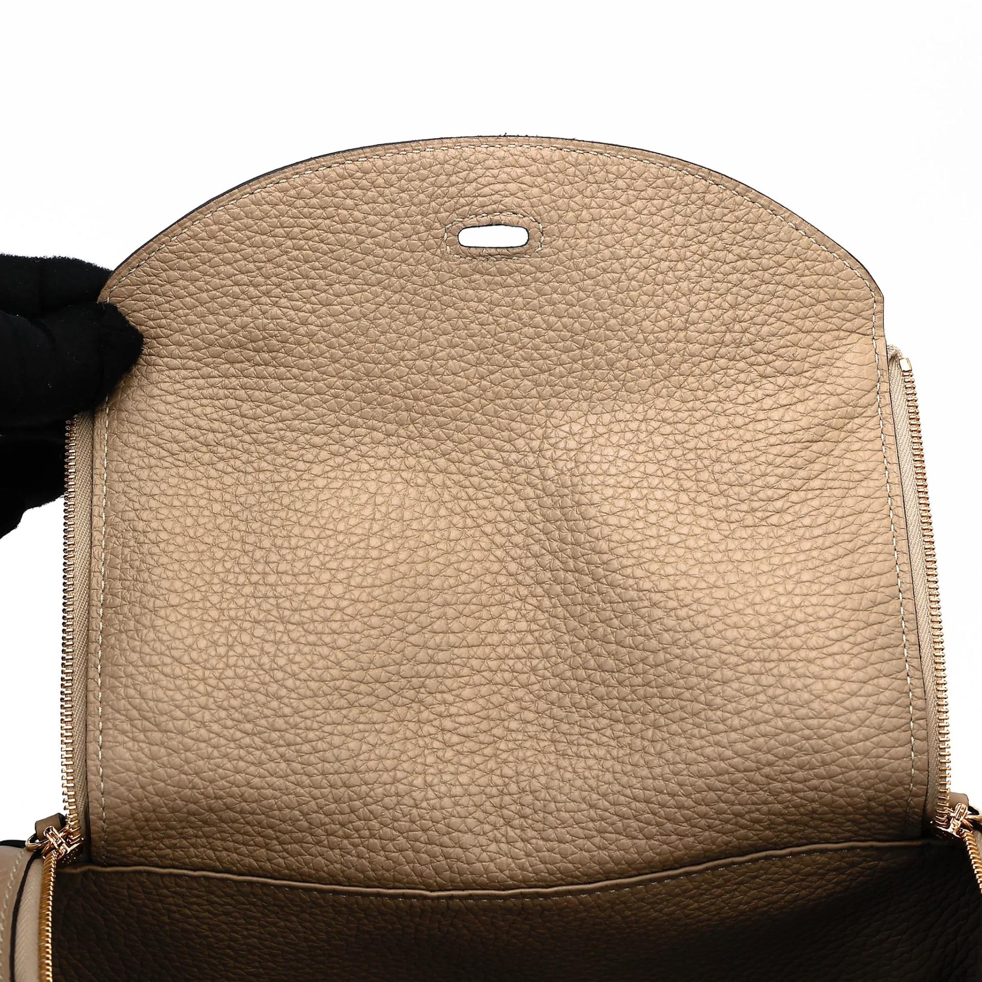 Very Good ( Rank A) HERMÈS Lindy 26 Trench (S2) Clemence Gold hardware U (2022) - 23