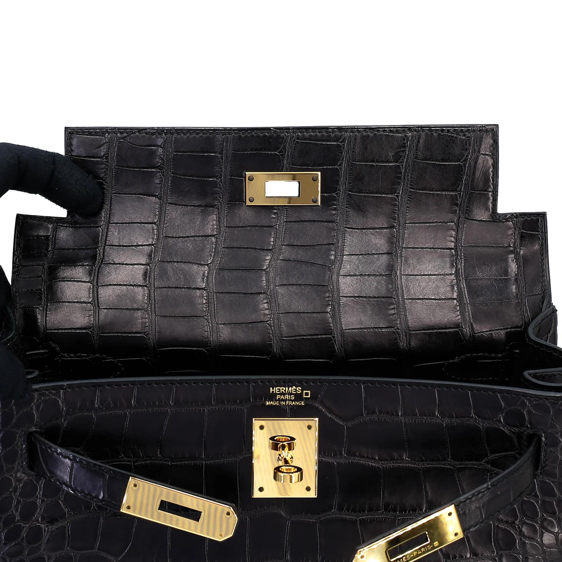 Very Good ( Rank A) HERMÈS Kelly 28 Noir (89) Matte Alligator Gold hardware D (2019) - 17