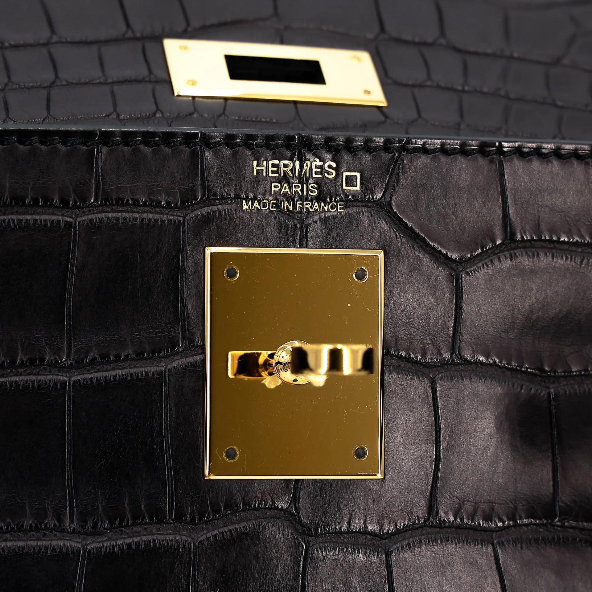 Very Good ( Rank A) HERMÈS Kelly 28 Noir (89) Matte Alligator Gold hardware D (2019) - 18