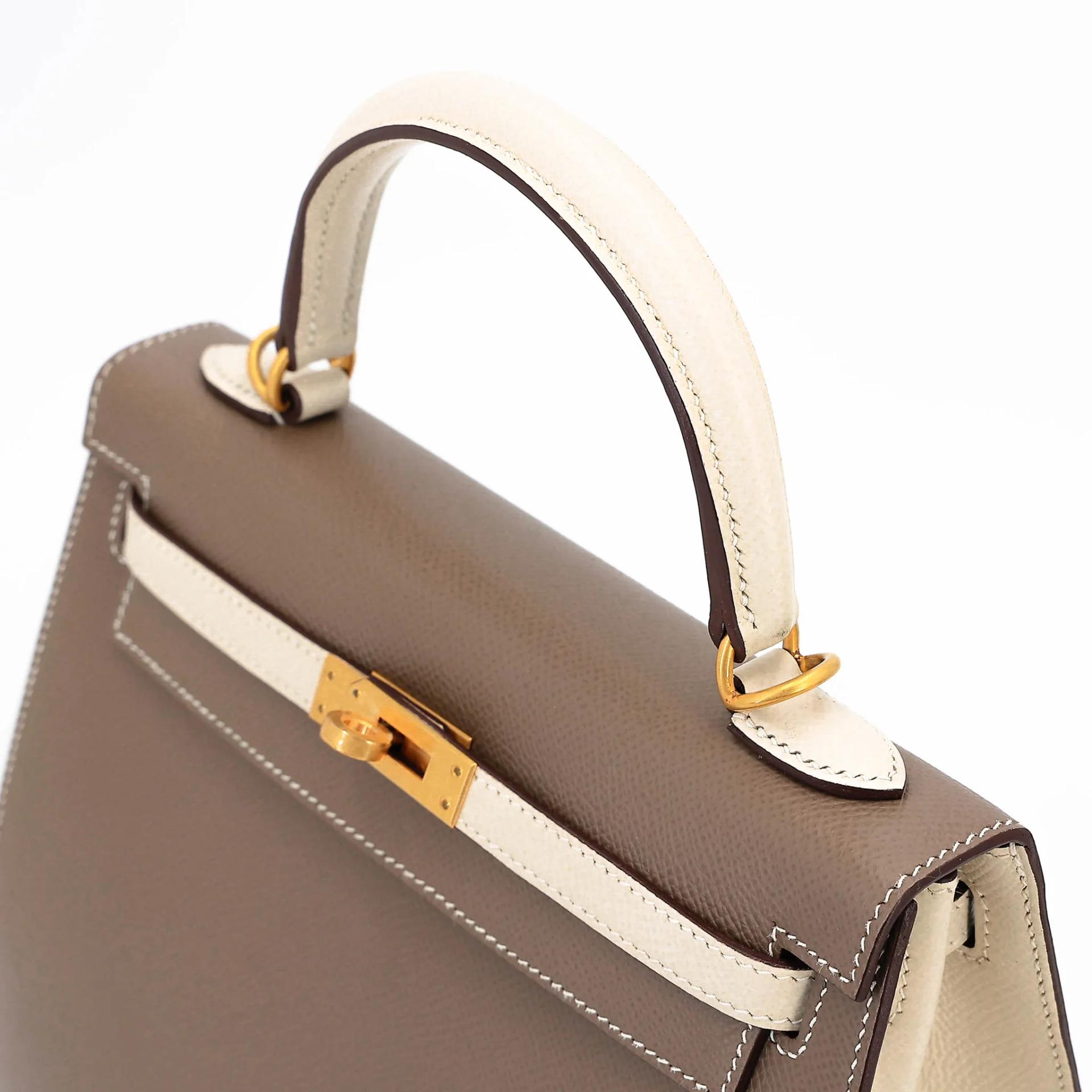 Very Good ( Rank A) HERMÈS Special Order Kelly 25 Sellier HSS Etoupe (18) Craie (10) Epsom Brushed Gold hardware D (2019) - 3