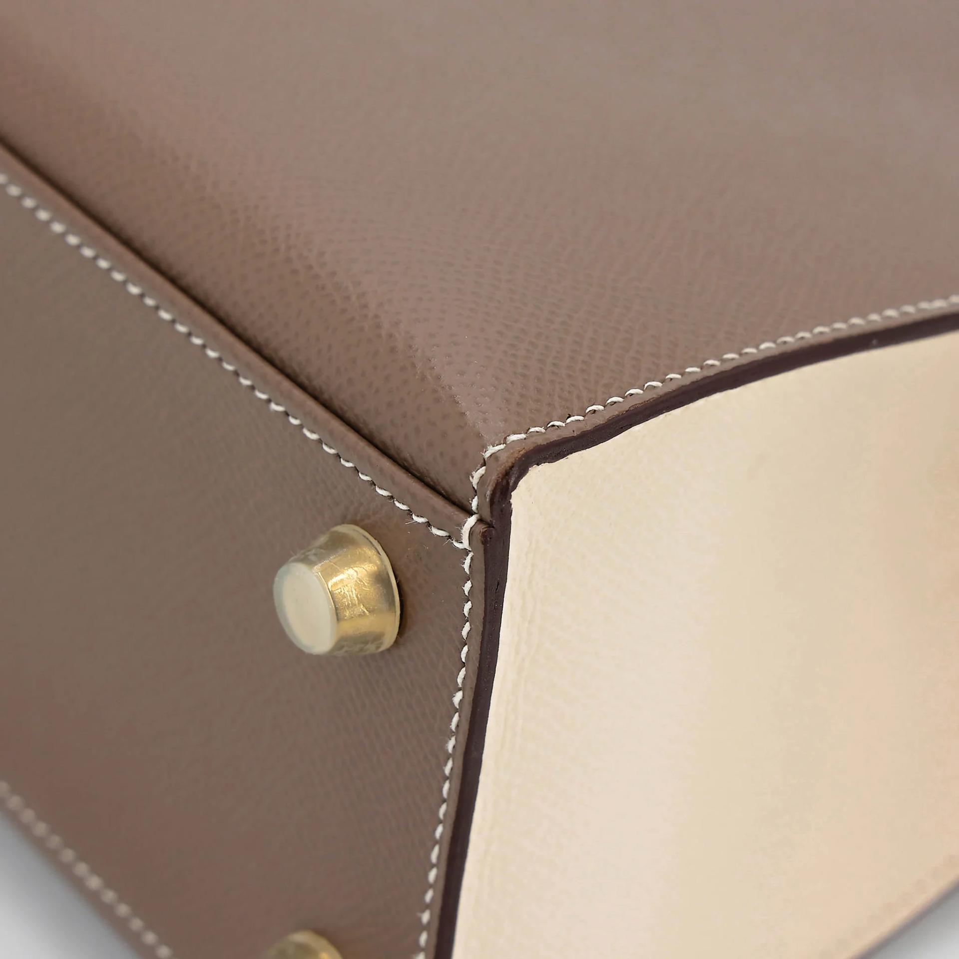 Very Good ( Rank A) HERMÈS Special Order Kelly 25 Sellier HSS Etoupe (18) Craie (10) Epsom Brushed Gold hardware D (2019) - 12