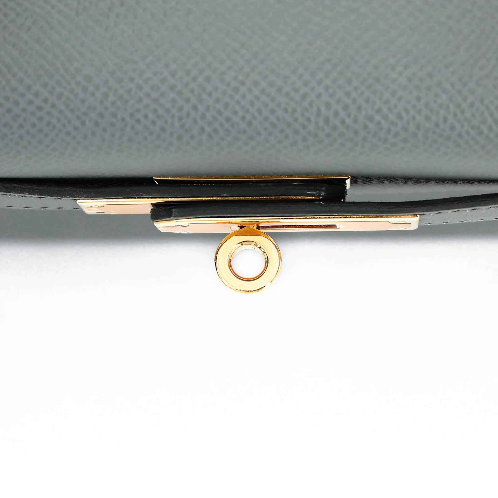 Very Good ( Rank A) HERMÈS Kelly 28 Sellier Vert Amande (63) Epsom Gold hardware D (2019) - 17
