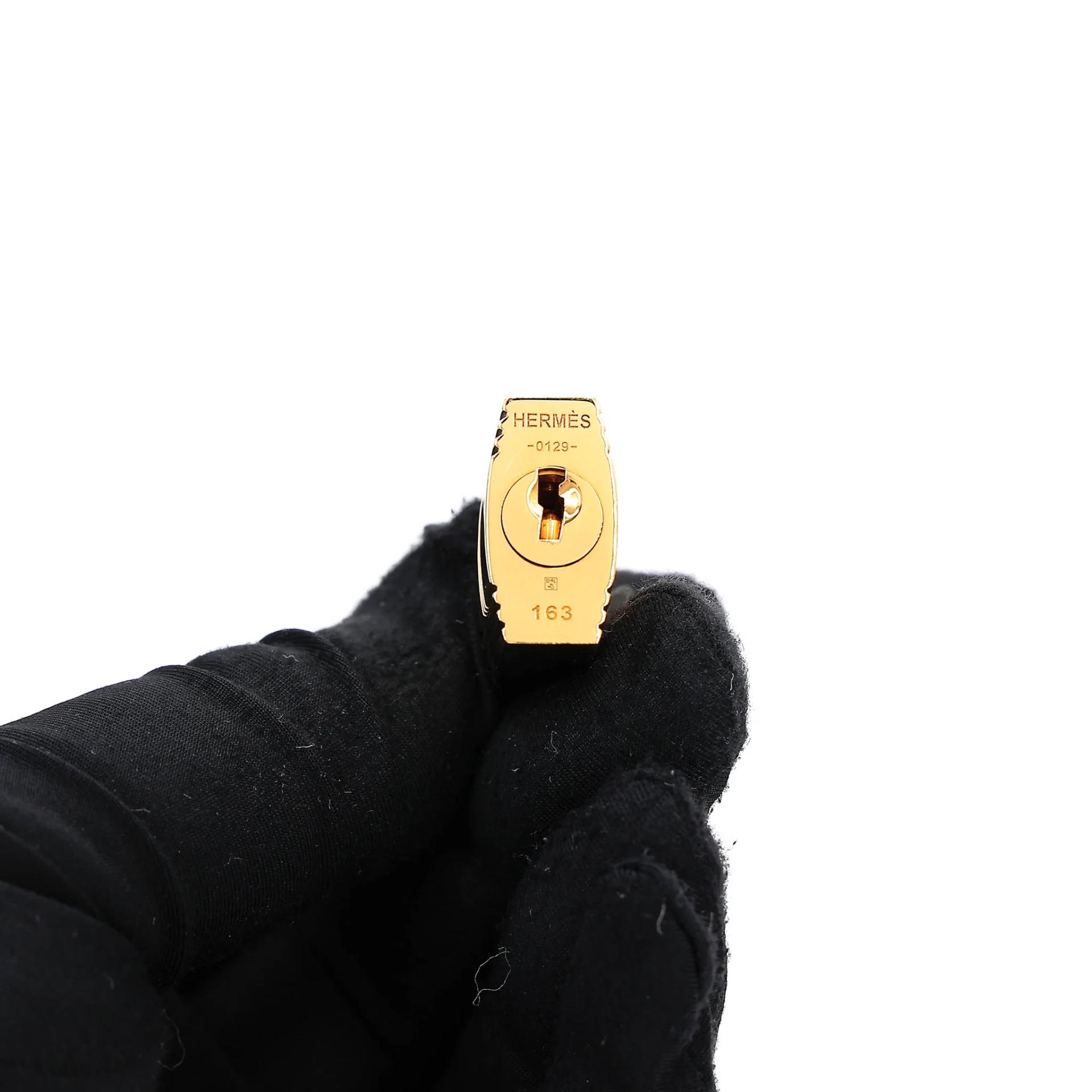 Very Good ( Rank A) HERMÈS Kelly 28 Sellier Vert Amande (63) Epsom Gold hardware D (2019) - 32