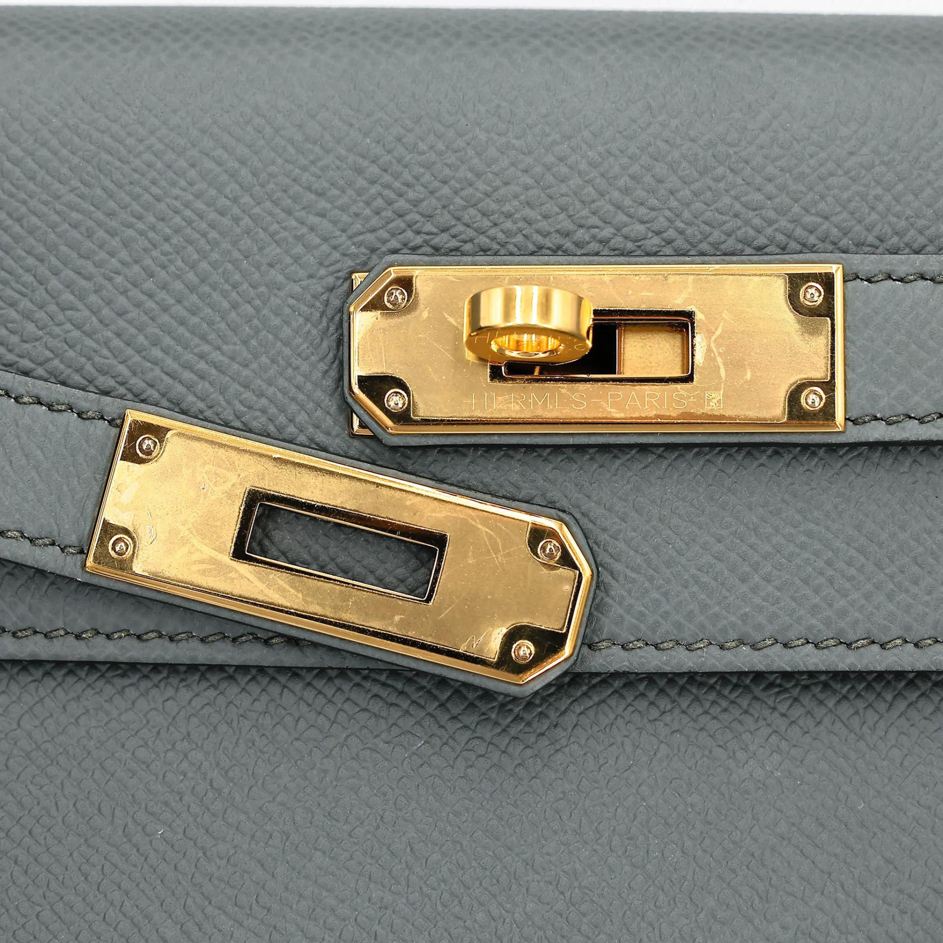 Very Good ( Rank A) HERMÈS Kelly 28 Sellier Vert Amande (63) Epsom Gold hardware D (2019) - 16