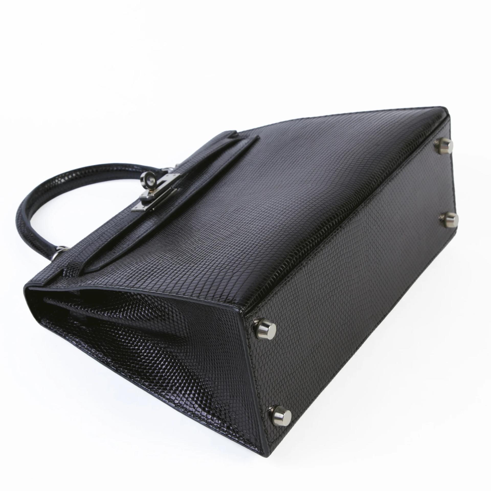 Very Good ( Rank A) HERMÈS Kelly 25 Sellier Noir (89) Lizard Palladium hardware Square F (2002) - 4