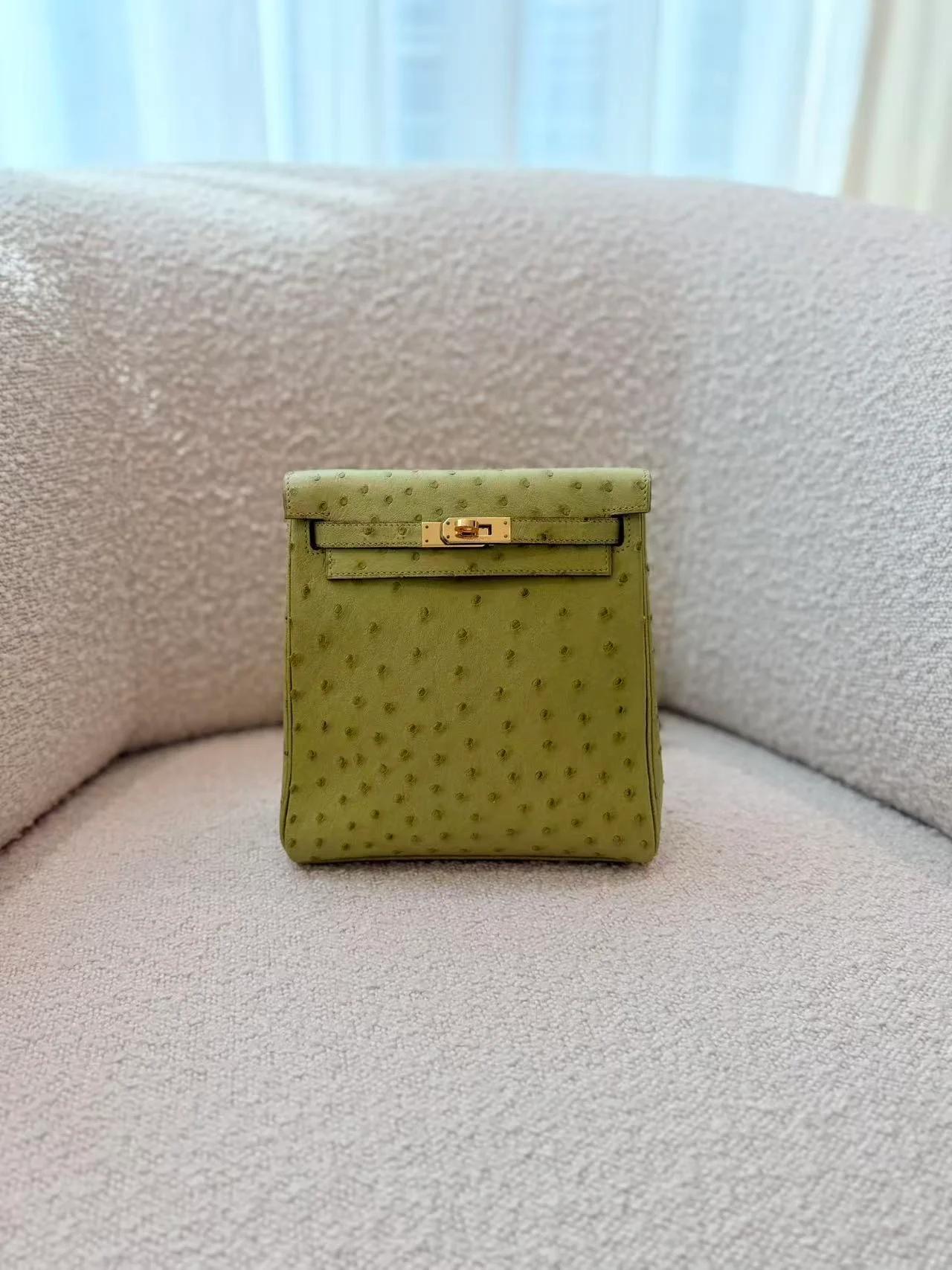 Very Good ( Rank A) HERMÈS Kelly Ado PM Vert Anis (66) Ostrich Gold hardware Square D (2000) - 3