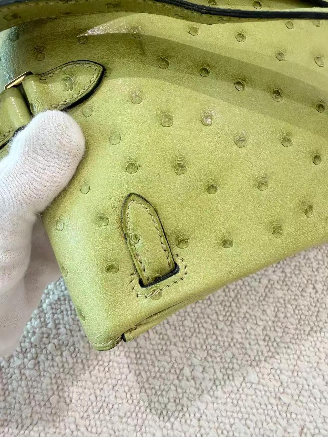 Very Good ( Rank A) HERMÈS Kelly Ado PM Vert Anis (66) Ostrich Gold hardware Square D (2000) - 27