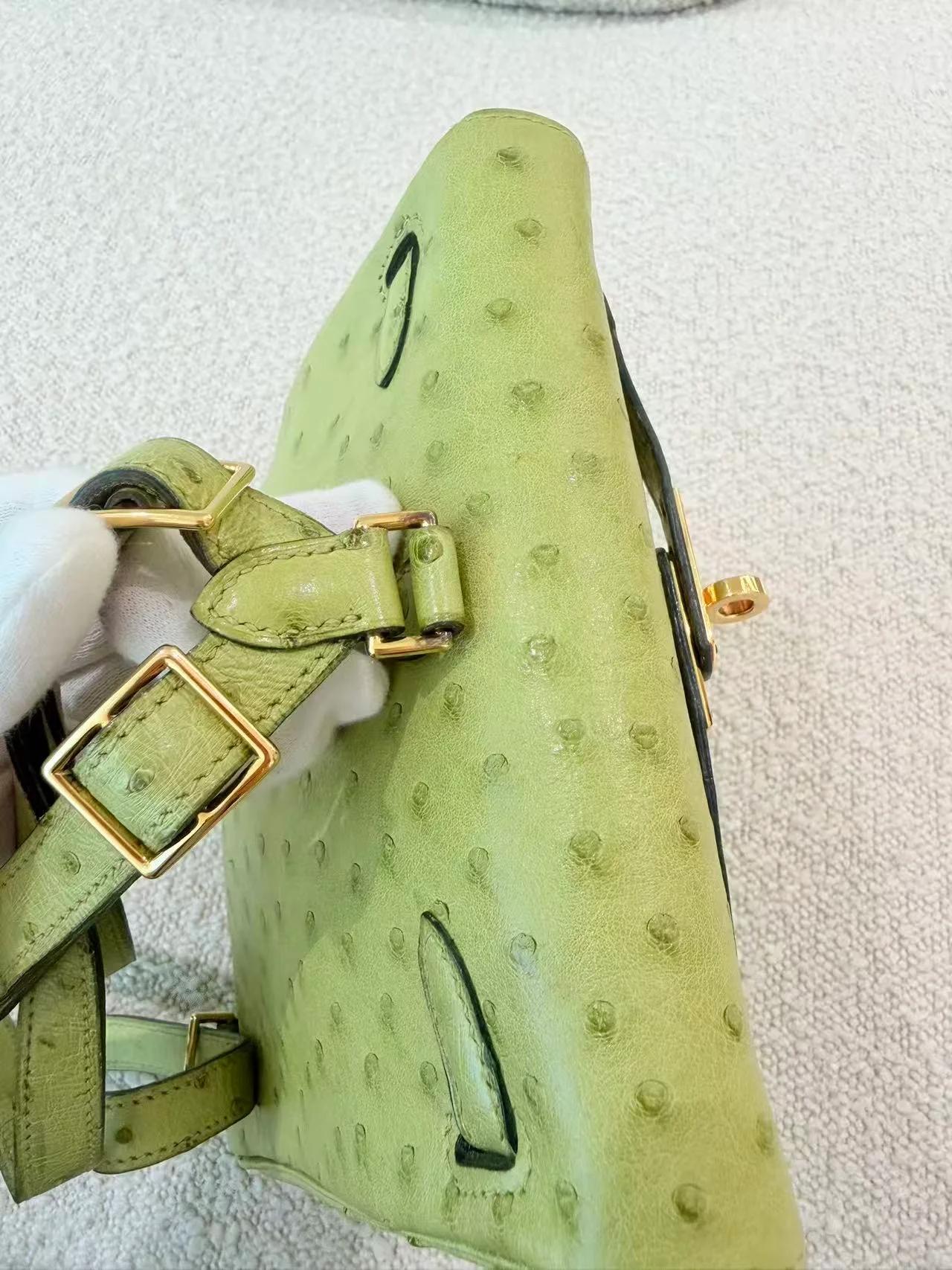 Very Good ( Rank A) HERMÈS Kelly Ado PM Vert Anis (66) Ostrich Gold hardware Square D (2000) - 11