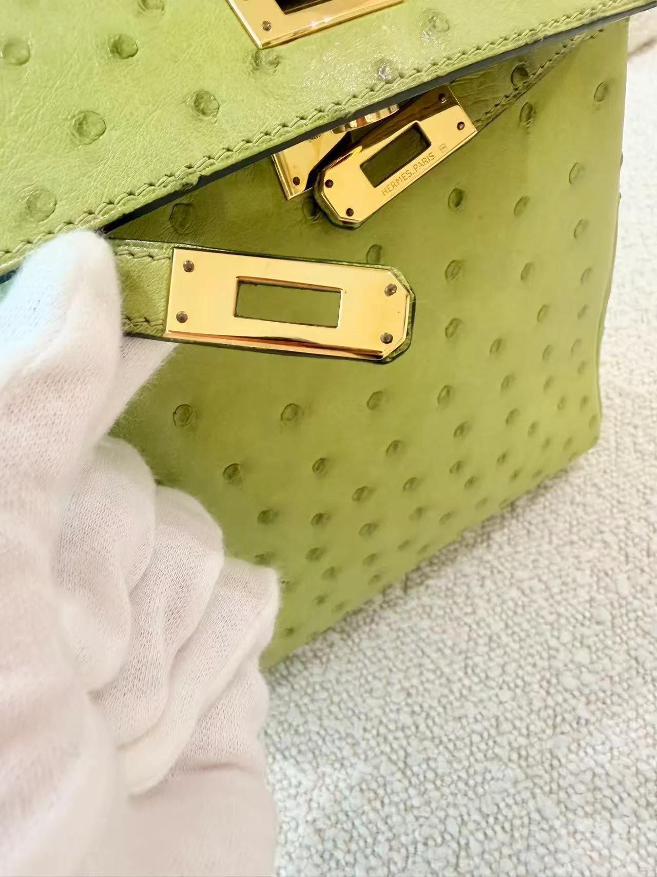 Very Good ( Rank A) HERMÈS Kelly Ado PM Vert Anis (66) Ostrich Gold hardware Square D (2000) - 19