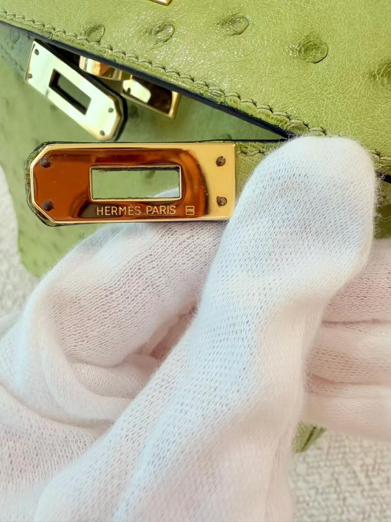 Very Good ( Rank A) HERMÈS Kelly Ado PM Vert Anis (66) Ostrich Gold hardware Square D (2000) - 21