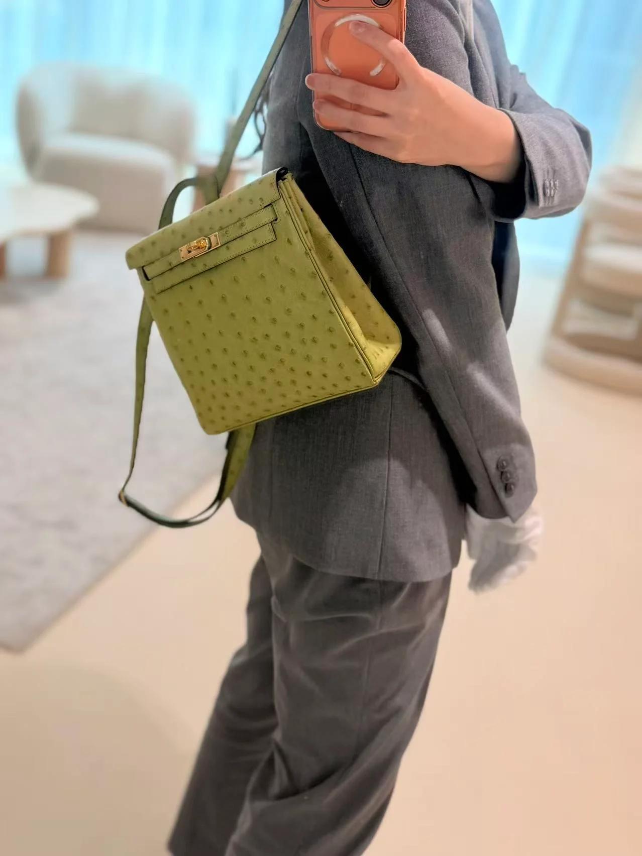 Very Good ( Rank A) HERMÈS Kelly Ado PM Vert Anis (66) Ostrich Gold hardware Square D (2000) - 5