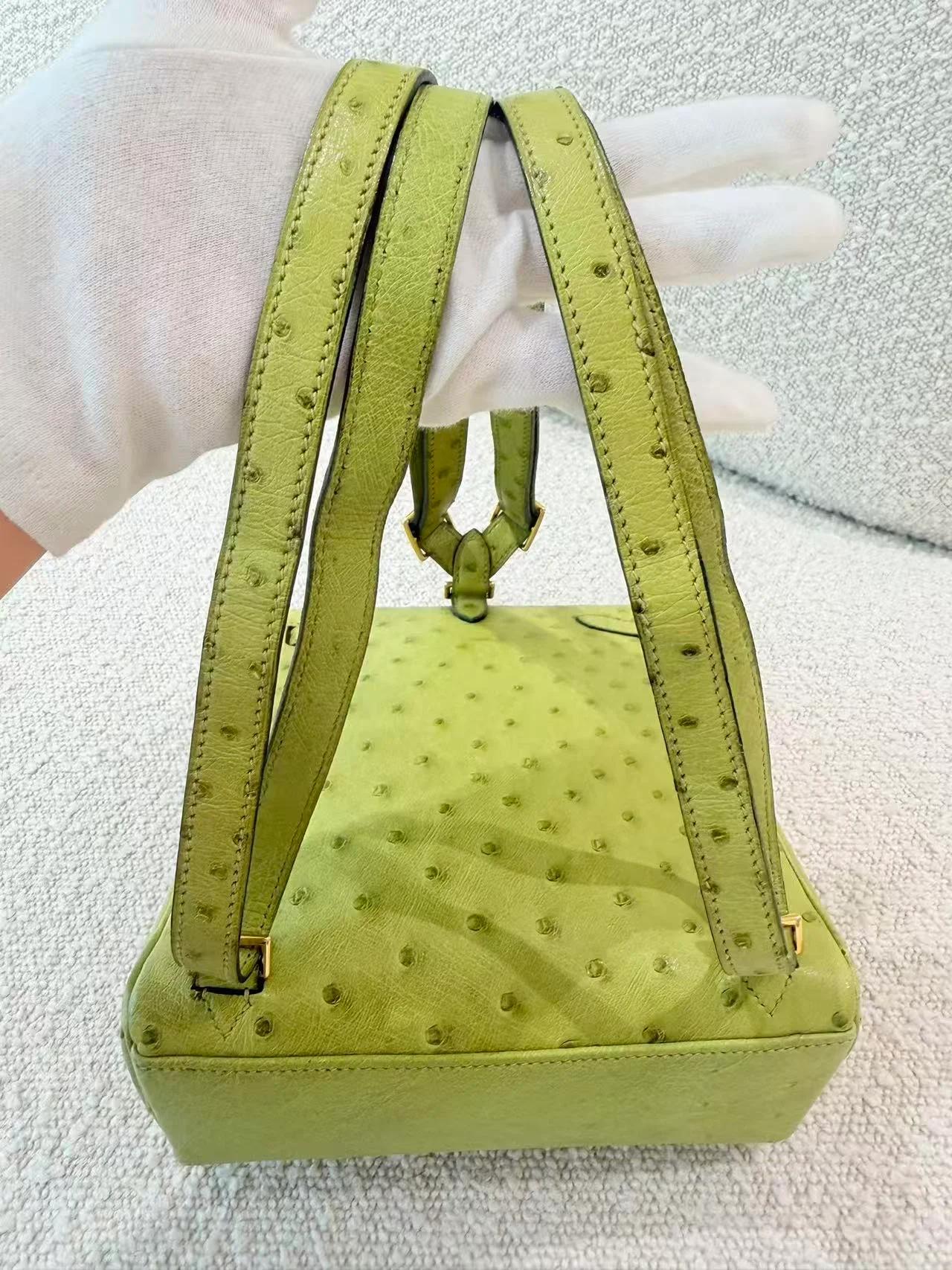 Very Good ( Rank A) HERMÈS Kelly Ado PM Vert Anis (66) Ostrich Gold hardware Square D (2000) - 9